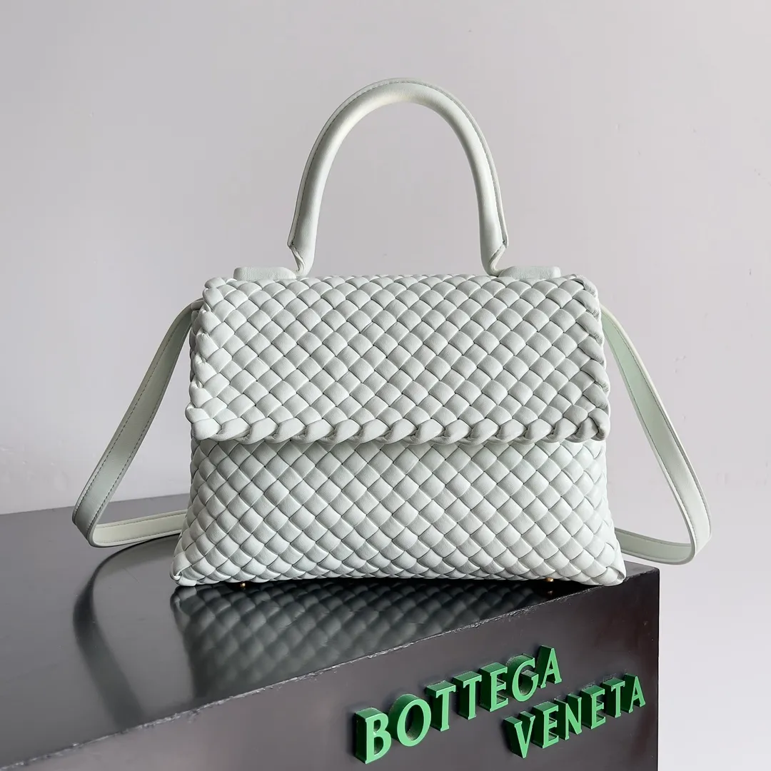 Batch 2320 BV patti bag is full of three-dimensional quilted leather strips. Low-key luxury is often hidden in details and craftsmanship. This bag opens and closes casually, and is simple and elegant overall. It is equipped with a detachable shoulder strap, which can be carried cross-body or carried by hand to match different outfits. The interior is designed with double layers and a small zippered compartment to ensure the safety of private items. No matter the capacity, shape or privacy, it is full of security when you go out. Style number: 776783 Size: 19*26*11cm